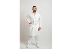 Camice bianco unisex con collo classico, bottoni a clip a vista, tasche a toppa e martingala.