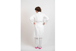 Camice bianco unisex con collo classico, bottoni a clip a vista, tasche a toppa e martingala.