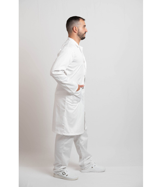 Camice bianco unisex con collo classico, bottoni a clip a vista, tasche a toppa e martingala.