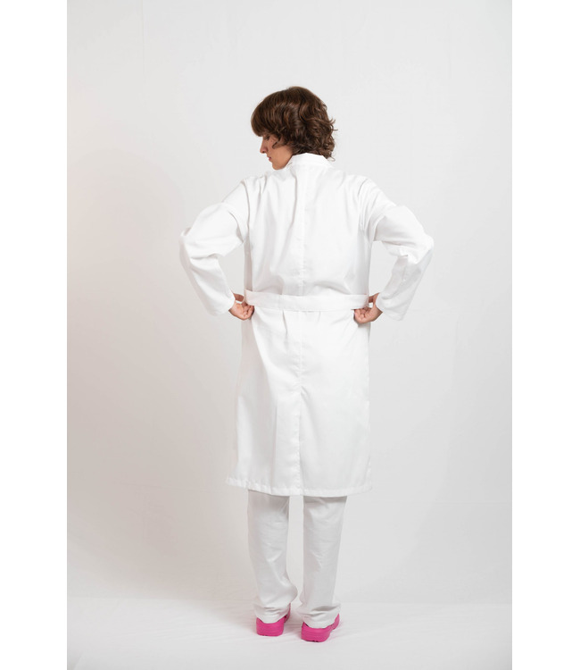 Camice bianco unisex con collo classico, bottoni a clip a vista, tasche a toppa e martingala.